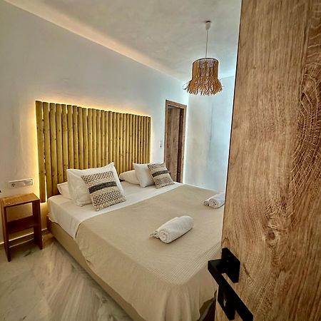פארוס Athina Rooms - Lounge Apartments מראה חיצוני תמונה