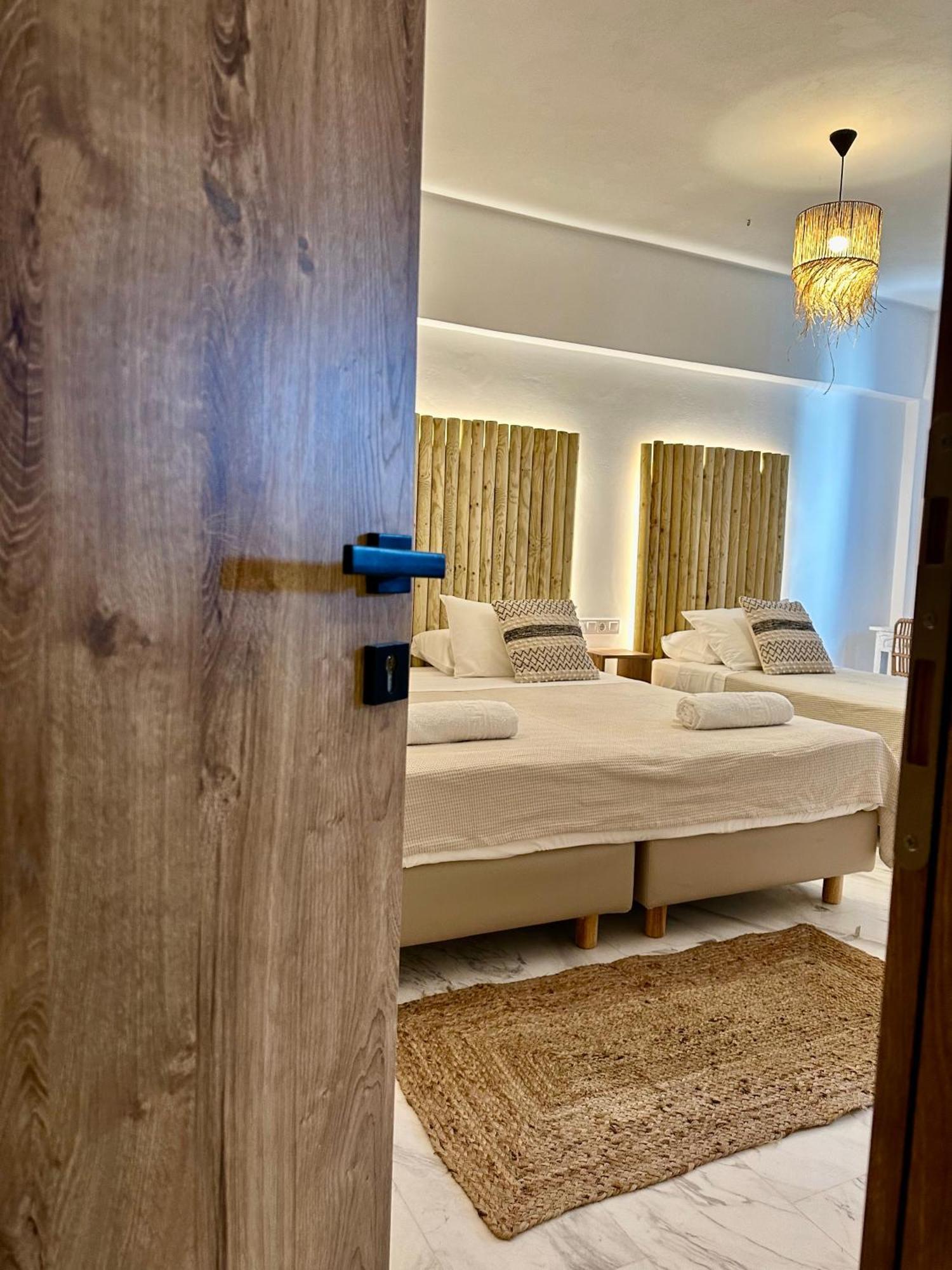פארוס Athina Rooms - Lounge Apartments מראה חיצוני תמונה