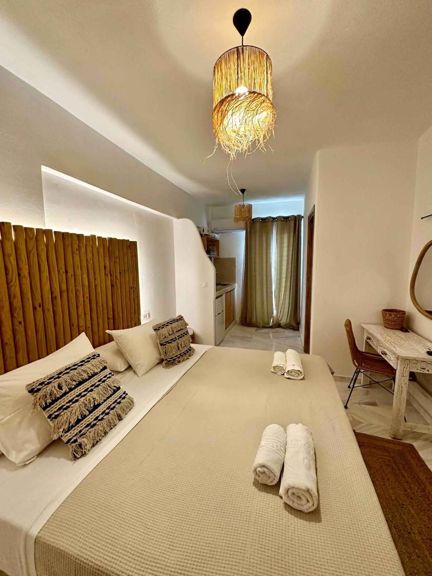 פארוס Athina Rooms - Lounge Apartments מראה חיצוני תמונה