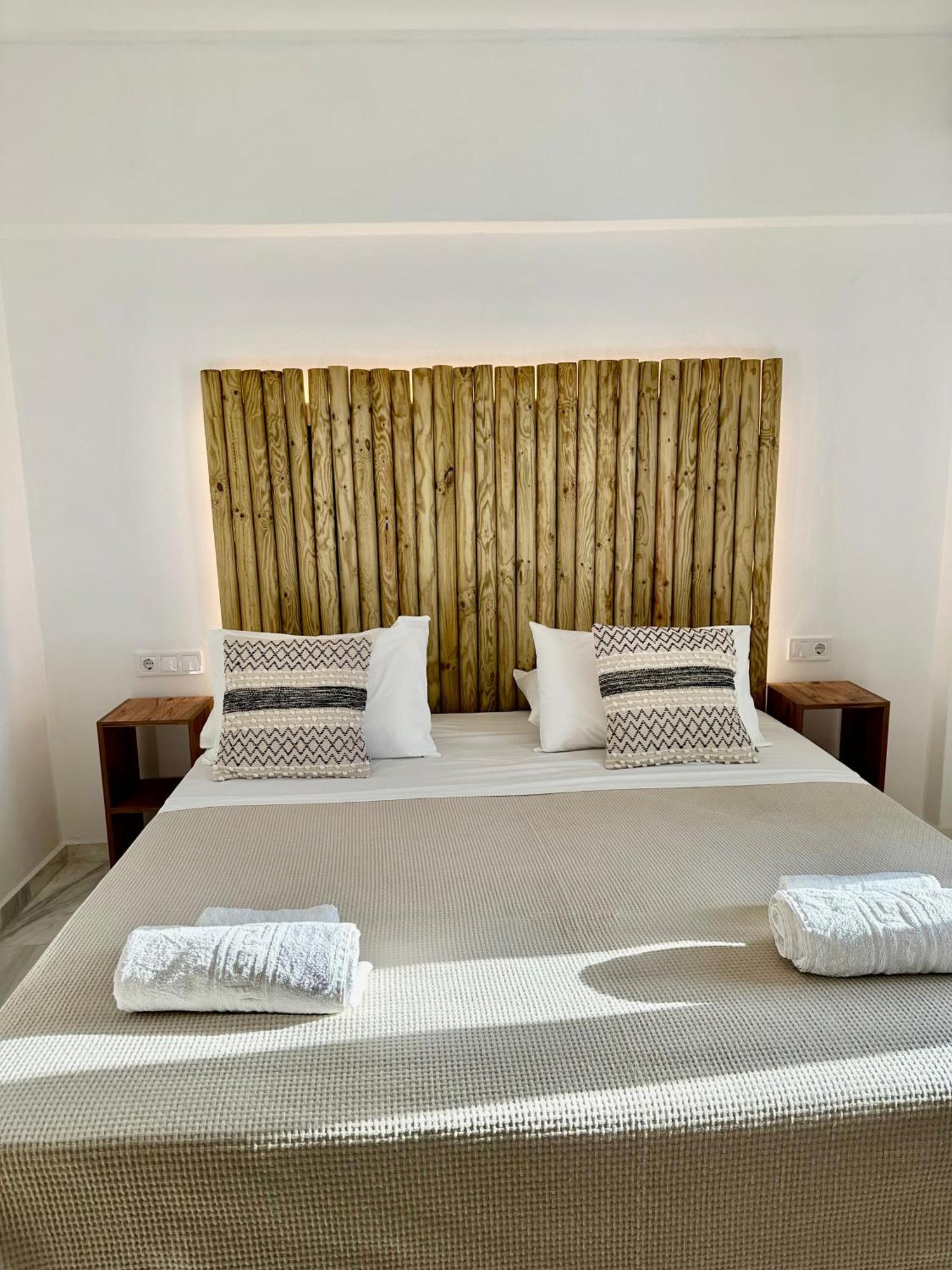פארוס Athina Rooms - Lounge Apartments מראה חיצוני תמונה