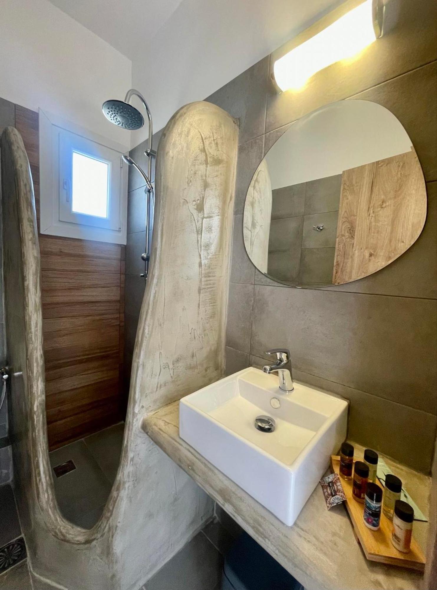 פארוס Athina Rooms - Lounge Apartments מראה חיצוני תמונה
